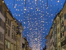 
This is one of central Zurich’s busiest shopping streets, so it seemed like a good fit for the last week-end before Christmas.
