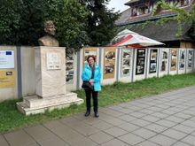 The courtyard with a bust of Elie Wiesel