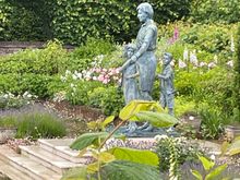 Princess Diana statue in Kensington Gardens. Dedicated in 2021by her sons, probably when they were still speaking. It was beautiful. 