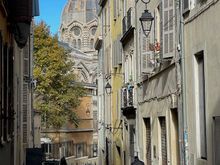 Le Grande visible from a street in Le Panier