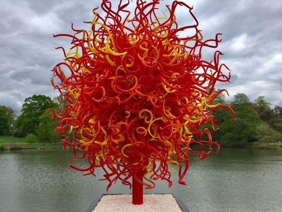 Chiculy’s glass sculpture at the entrance to the Palm House 