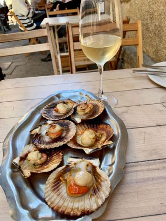 Discovered I love tapas for lunch. Perfect light meal, especially with the fab seafood! Tapas for dinner always leave me wanting more. Anyway, some scallops. 