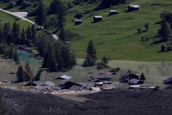 Lake Blatten
The Lonza river cannot cross the barrier formed by the avalanche and is now forming a lake.
As the road doesn't exist any longer, there will be no bus traffic to Fafleralp this summer. Bus traffic up to Kippel may resume in June. 