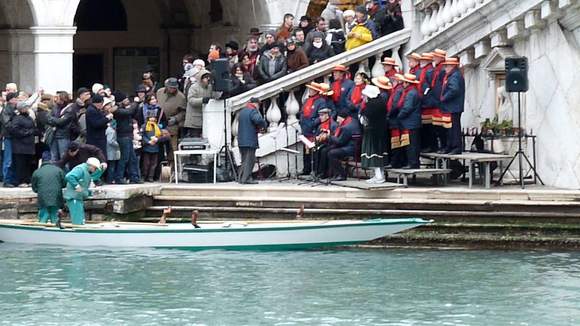 Carolers at Ponte Vecchio, Venice and tourists being tourists
