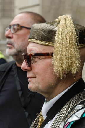 Live musicians abounded. 
Next: the other half of this day - the famed Casteler human towerss.