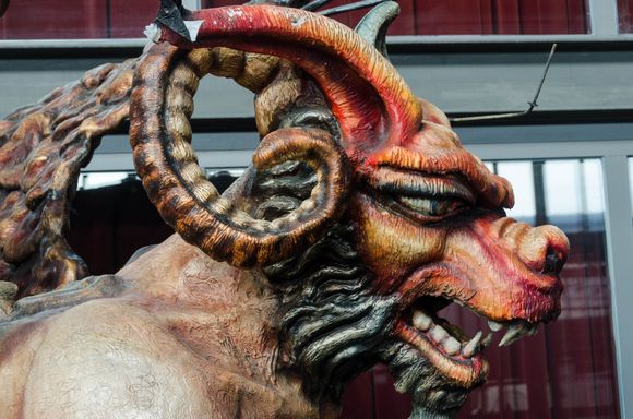 Nimrod, who along with his wife Lilith were the original figures that til recently guarded the Correfoc's Porta de l'Infirm (gate of hell), the point through which all the diables and diablesses ran through to start the whole zany affair. Lilith wazzam (was & still is) a giant green 'vibria' (viper). She carries a trident and wears a brazen bodice. She and hubbie were recently retired for fear of folks stealing them. 'MENYSTIGUT LA PORTA HA DESAPAREGUT' (the door is gone) read a protesting sign.