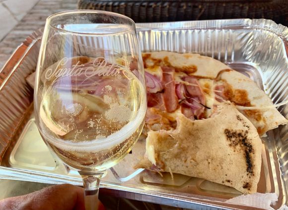 Borrowing a page from kureiff, we had champagne with our alfresco pizza lunch.
