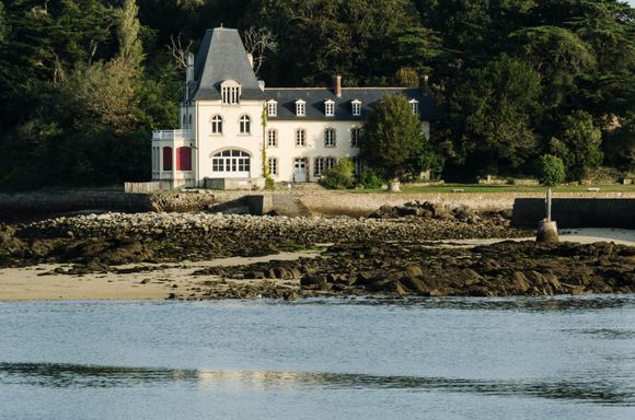 Apparently, a tombalo sometimes links Ile de Tristan and its chateau with the rest of town.
