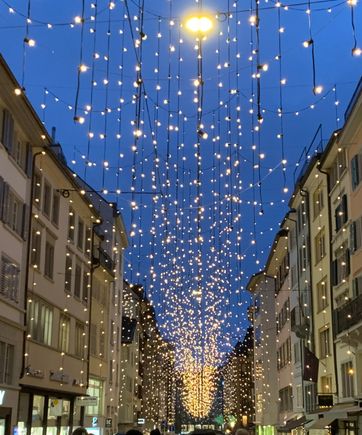 
This is one of central Zurich’s busiest shopping streets, so it seemed like a good fit for the last week-end before Christmas.