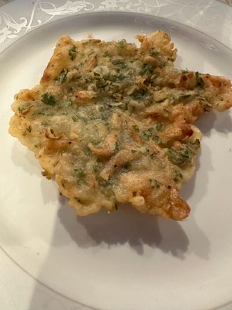 Tortilla de Camarones, signature dish of the Costa de la Luz and, especially Cadiz, where they are known as TORTILLITAS DE CAMARONES GADITANAS.  This beauty tied with the Tortillas at El Faro Bar in Cadiz but I've not tried them in Sanlucar YET!!  They are made with tiny shrimp and, usually, a mix of what and garbanzo flour........  One of the best snacks in Southern Spain and  ESSENTIAL for anyone visiting this coast.