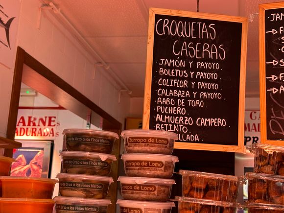 How didi this one sneak in....it's from today....mercado de Barbate.....those 2 containers of manteca colora---they are no longer on display with the home-made croquettes--they are tucked away in my suitcase, enclosed in some Zip-Locs to prevent yet another disaster (don't even ask!!)