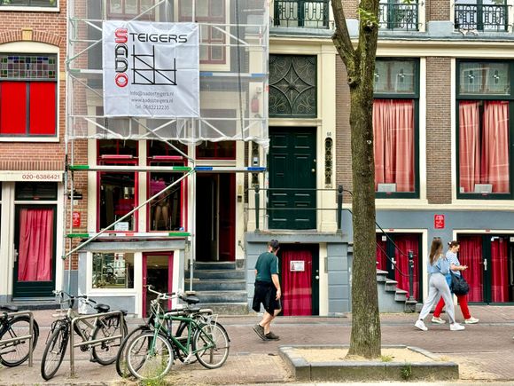 Hadn’t been to the Redlight district since my first visit there in 1979. Joyce wanted to see it, and that’s the truth. But not much to see in the mid afternoon. Most of the curtains were closed.
