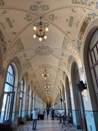 The old entrance hall is above the current one, escalators are signed to the ‘historic’ entrance