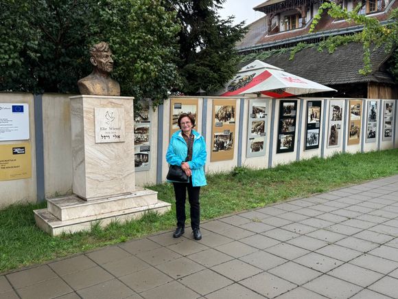 The courtyard with a bust of Elie Wiesel