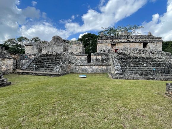 Las Gemelas, the twin sisters