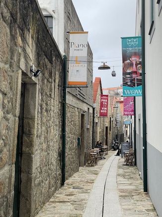 There are numerous port/wine houses in Gaia that offer tastings. The big ones are on the river front, but there are smaller shops a block or two off of it.