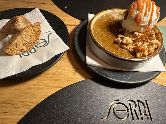 Dessert at SERRI BISTROT:  Cantucci (similar to biscotti, these are often dipped into a dessert wine at the end of a meal); coffee-flavored creme brûlée, peanut crumble, and latte-flavored gelato.  Fine!!!