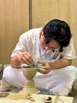 Amazing how fast he made 2 teacups.