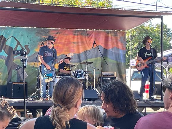 Listened to these guys for about an hour. They were really good and I recognized some of the songs.  I talked to the guitar player later and he said they are playing a lot more "modern" country, which in my mind sounds a lot like Rock n Roll.  I don't think my Dad would approve, he was strictly, Ray Price, Ferlin Husky and the Wilburn Brothers.  Buck Owens was about as "rocking" as he got.