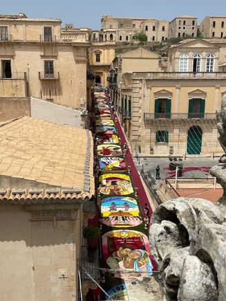 I think I posted this photo at the very top of the trip report--we figured out that if you pay a couple of euro to climb the tower of Chiesa di San Carlo al Corso, you get a birds-eye view up the flower display