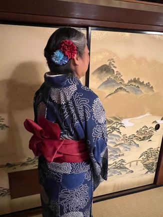 DH's kimono was the same burgundy as my obi and his hakama was navy blue so we matched perfectly!