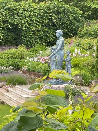 Princess Diana statue in Kensington Gardens. Dedicated in 2021by her sons, probably when they were still speaking. It was beautiful. 