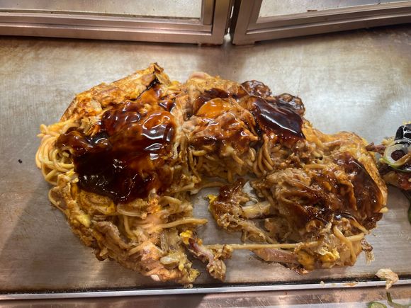 We have already started demolishing my okonomyaki with yakisoba noodles.