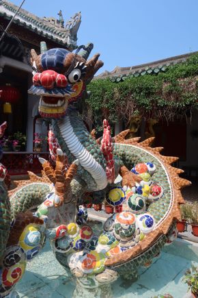 Dragon Sculpture at Cantonese Assembly Hall