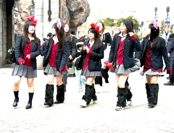 Japanese girls love to wear matching outfits 