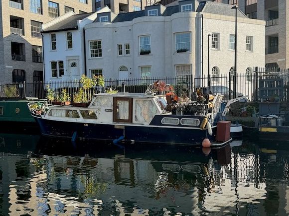 All along the way, we admired the barge gardens