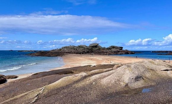 Between waters at Tregastel