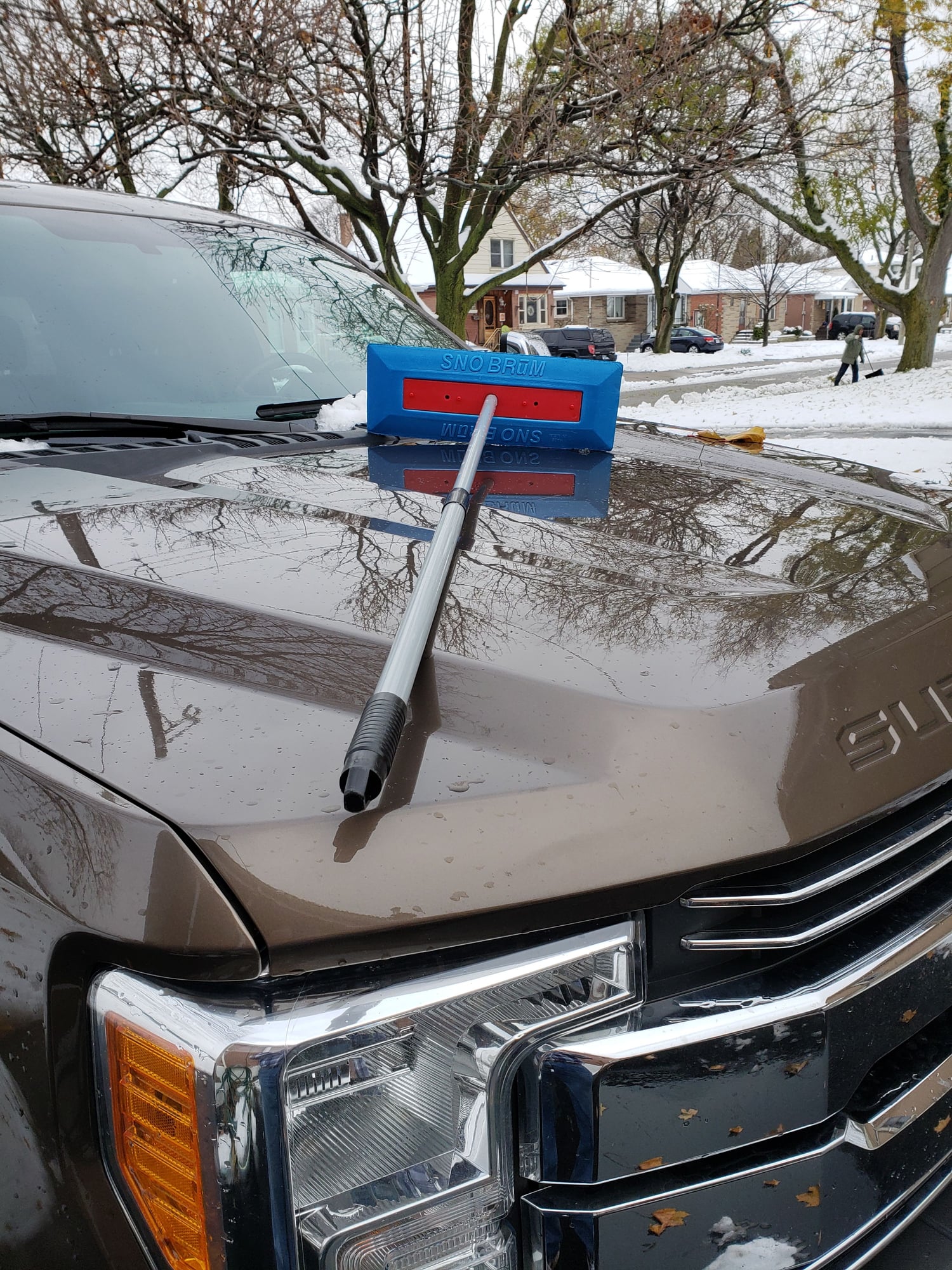 The Auto Snow Brum - Remove snow from cars with a snow broom