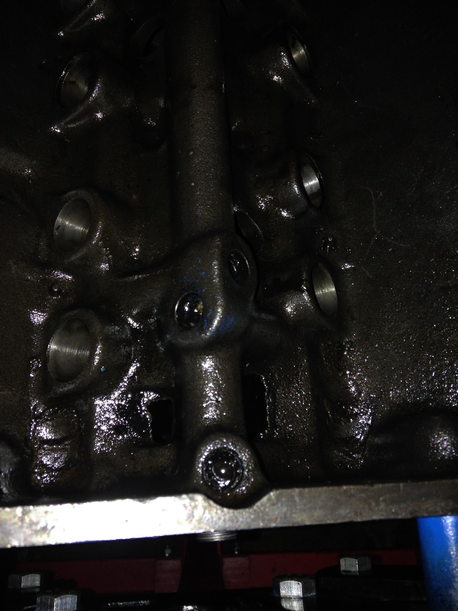 390 Oil plugs and cam bearing oiling hole position questions Ford