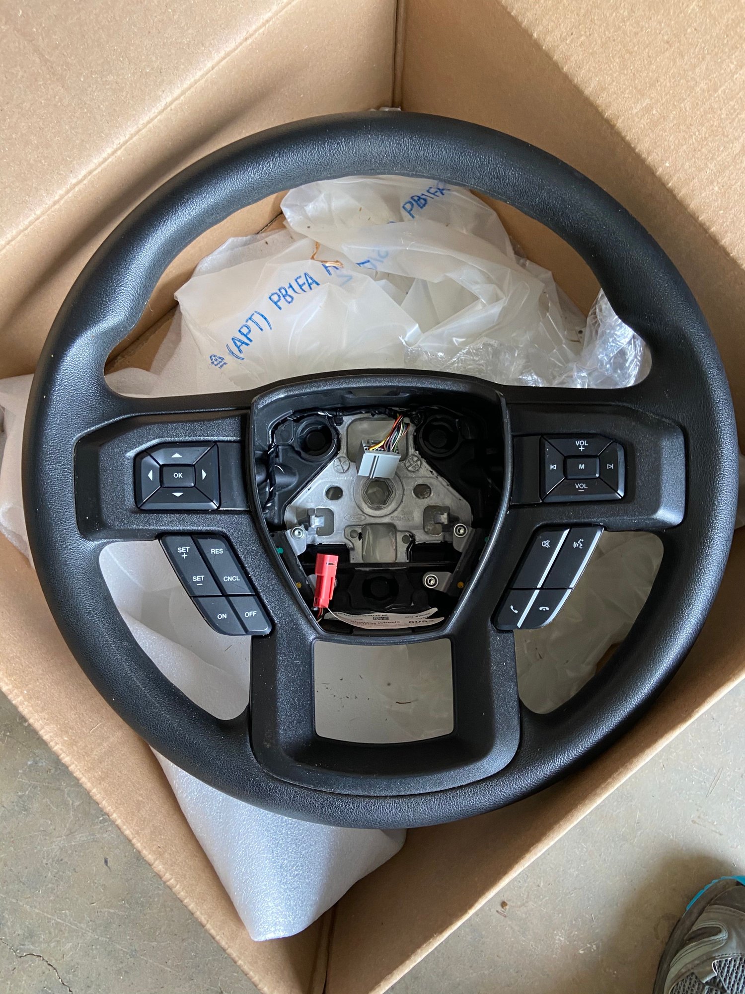 Interior/Upholstery - Steering wheel w/ buttons off low-milage 2018 F350 XLT - Used - 2017 to 2020 Ford F Super Duty - Snohomish, WA 98290, United States