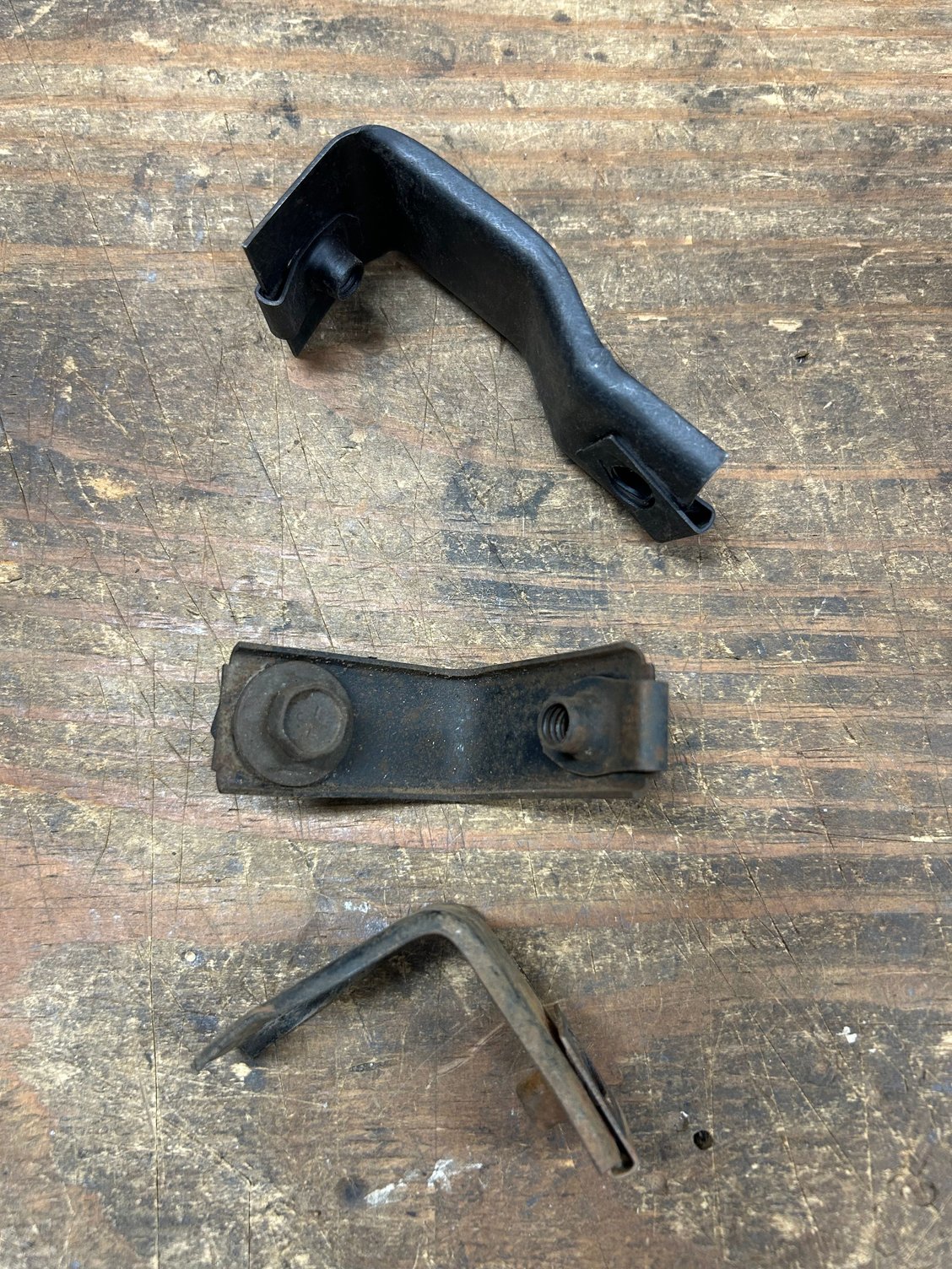 The bottom 2 are the same bracket. 