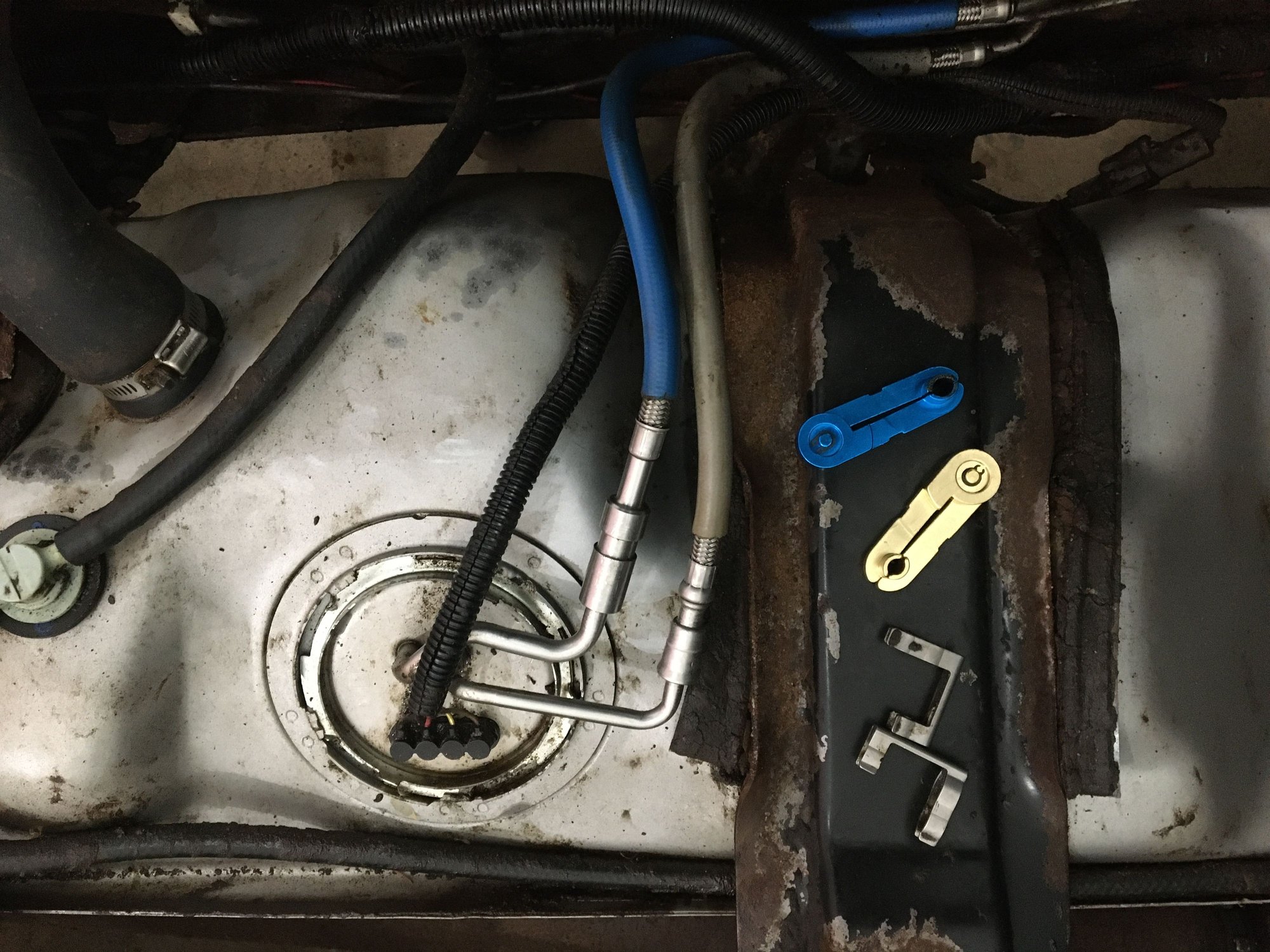 Fuel system sending unit / pump disassembled and fuel tank over flowing updated how it works