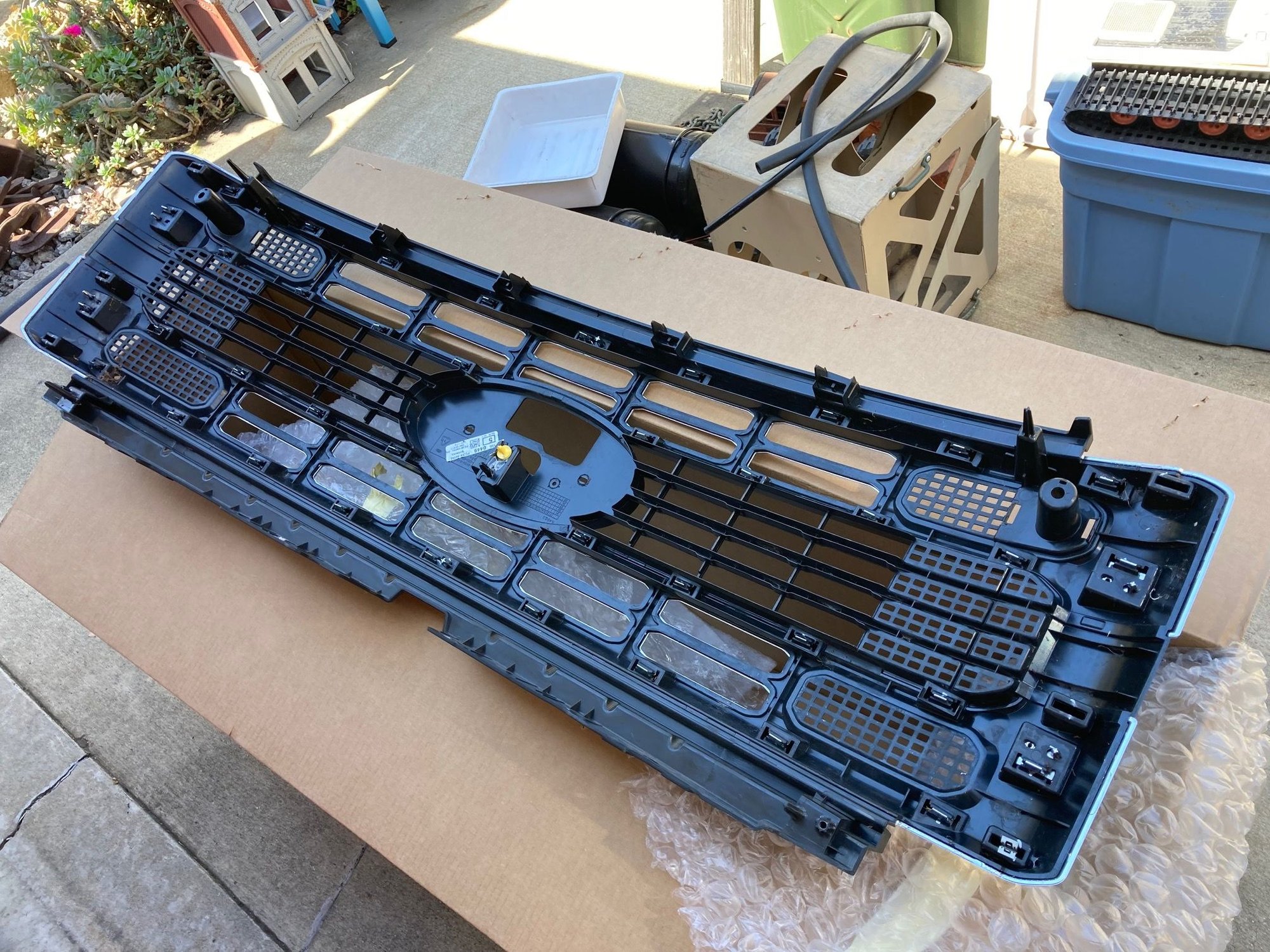 Exterior Body Parts - '23-'24 SUPER DUTY XLT CHROME GRILLE + OPTIONAL BLUE OVAL BADGE - Used - 2023 to 2024 Ford F-250 Super Duty - Culver City, CA 90230, United States