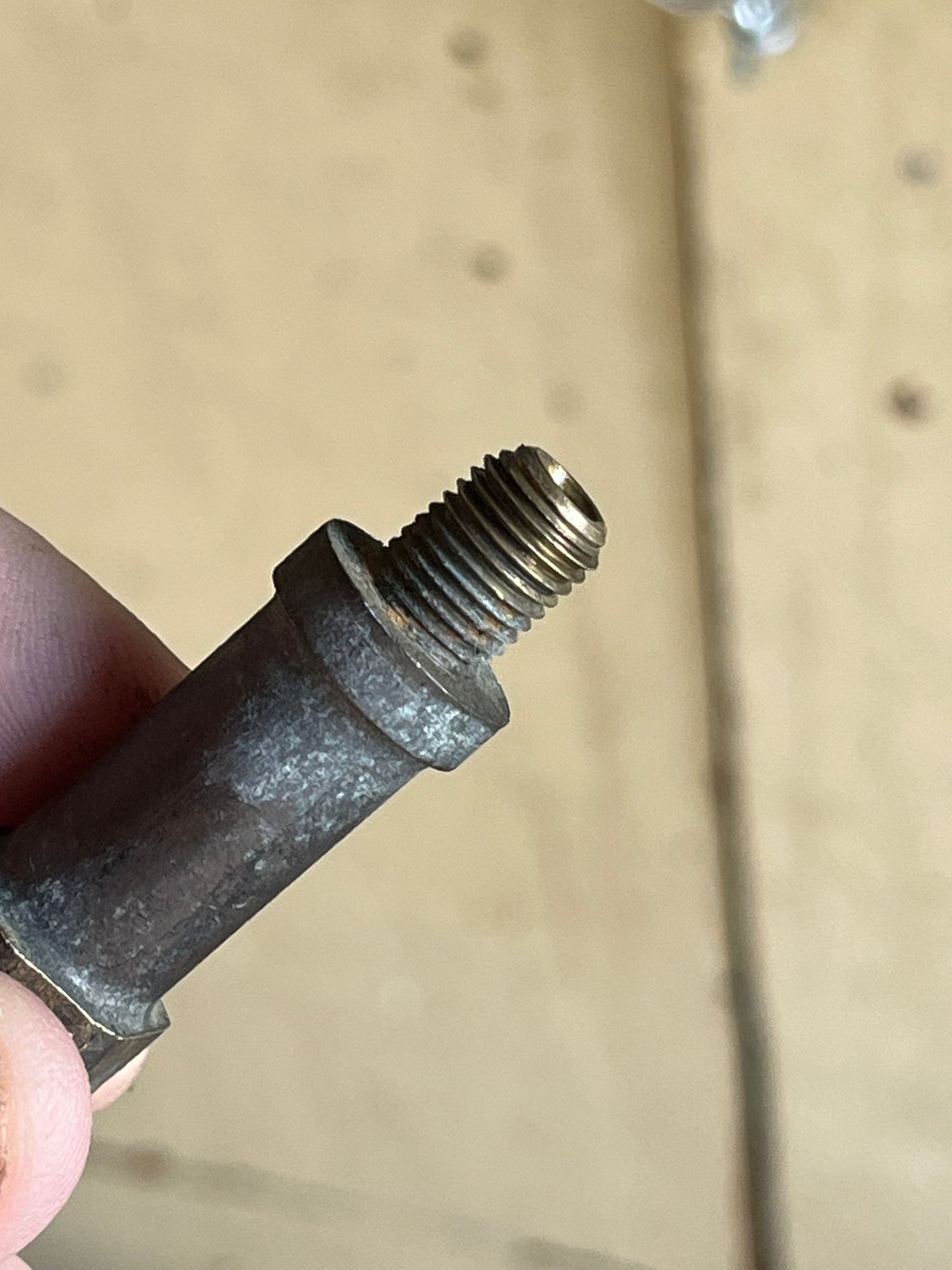 This goes into the Tee block on front axle. It extends to Left wheel. Has a hard line (3/8� IF) connected to other end. Is it an AN or NPT fitting? (Pic 1)