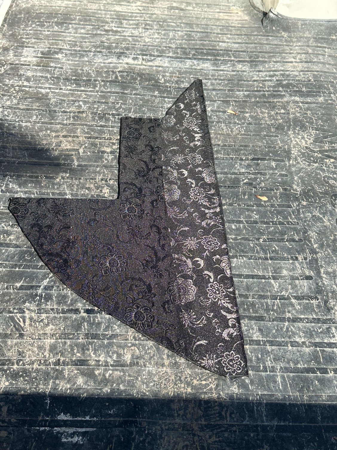 The shadow line here is from not ironing it so there�s some lines in the fabric. 