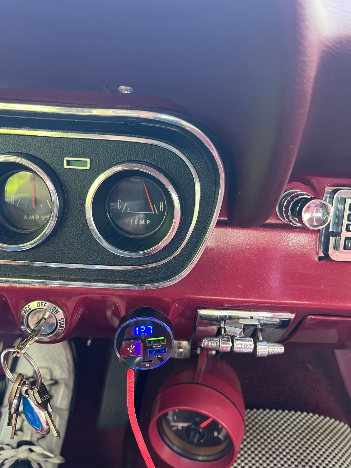 Sitting at a red light in Clayton for a couple of minutes. When driving it points between E & M.
