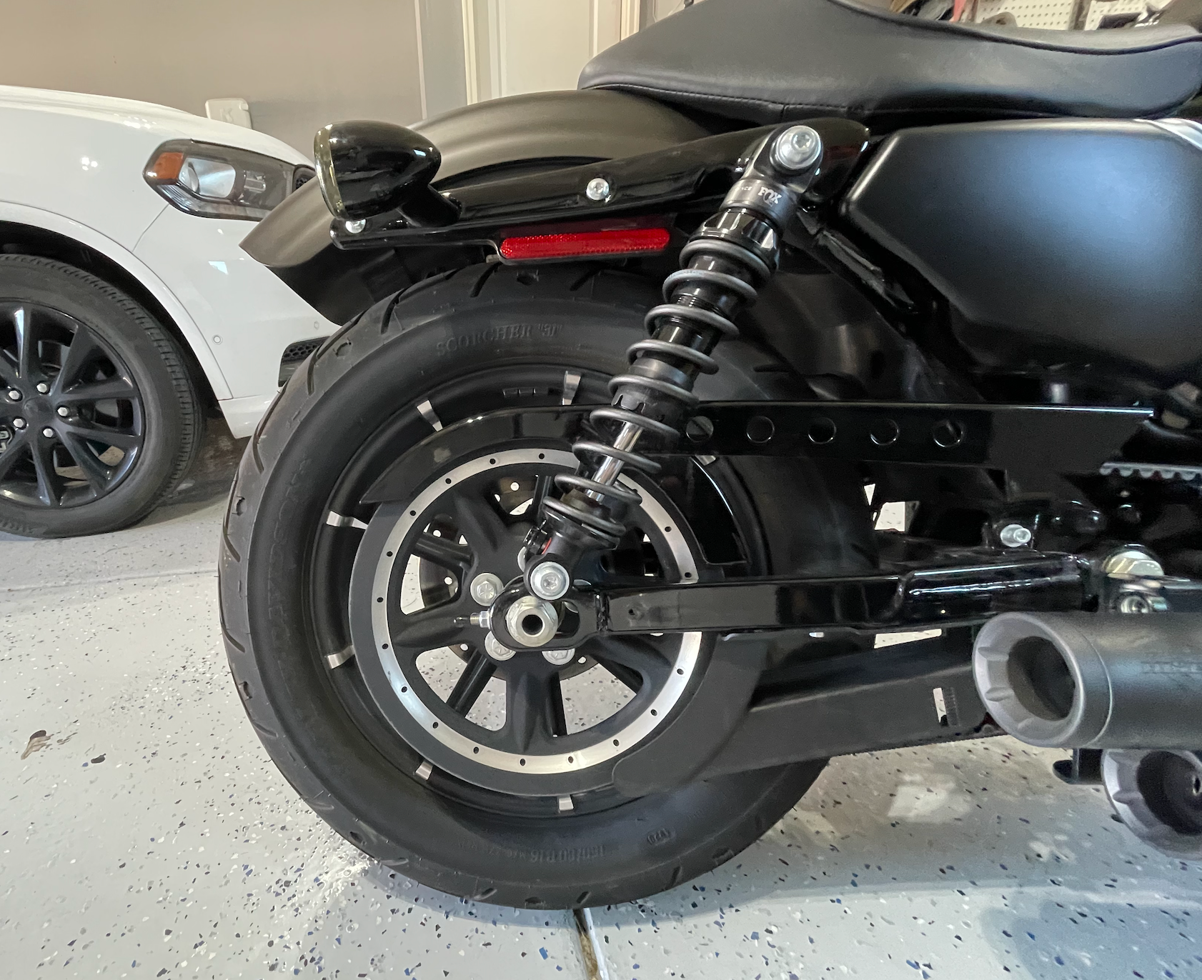 I've just put a 2.5 inch tank lift on my Iron 883 : r/Harley