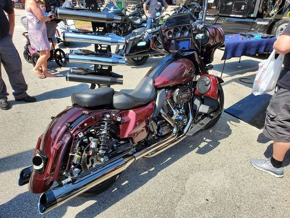 Here is a side shot without my bags.  The eclipse finish on this system is awesome! 