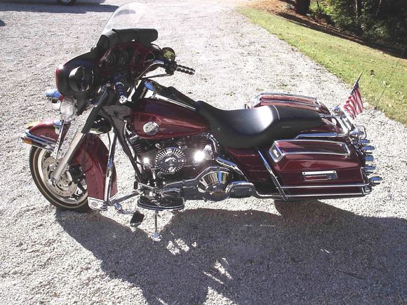 My buddies old Ultra. Hard to see in the picture, but his inner fairing was a really pretty wood grain color. It was some sort of trim that he installed. It wasn’t painted.  M