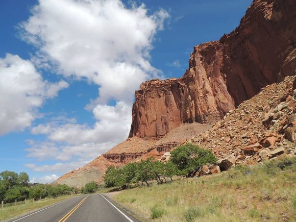 Gorgeous cliffs in Capital Reef