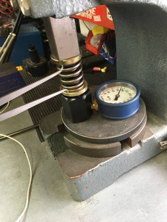 Checking the spring tension at the measured installed height as well as at full lift