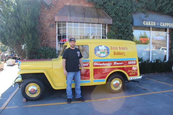 DONT PASS THIS PLACE IN BISHOP CA .....GOOD TREATS AND EATS