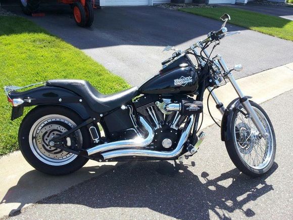 2004 Night Train - First day home. Anyone know the kind of pipes these are? Thought they were Vance and Hines, but they do not have the logo on them.