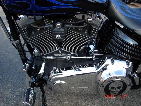 ENGINE LEFT
103" w/ Low-End Cams, Milled and Ported Heads
Kuryakyn Shift Lever and Foot Pegs
Skullman Derby Cover and Black Kickstand
H-D Shifter Lever and H-D Fuel Fitting Cover