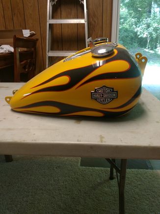 The FXDWG tank i scored. The flames will match the 115• Phoenix heat as i build my bike outside under my car port. 