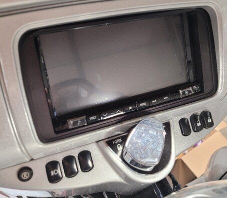 The round button on the left turns blue when reverse is activated.